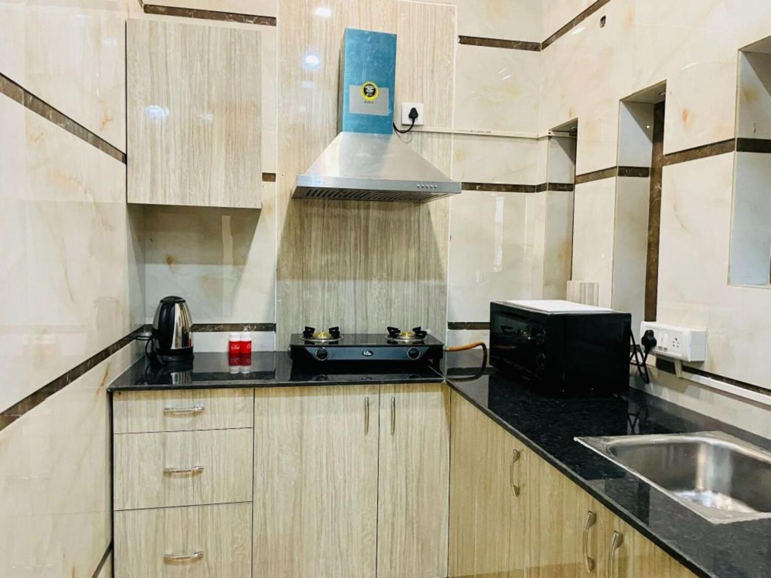 Bluo 1Bhk - Dlf Cybercity, Balcony, Lift, Parking Gurgaon Exterior foto